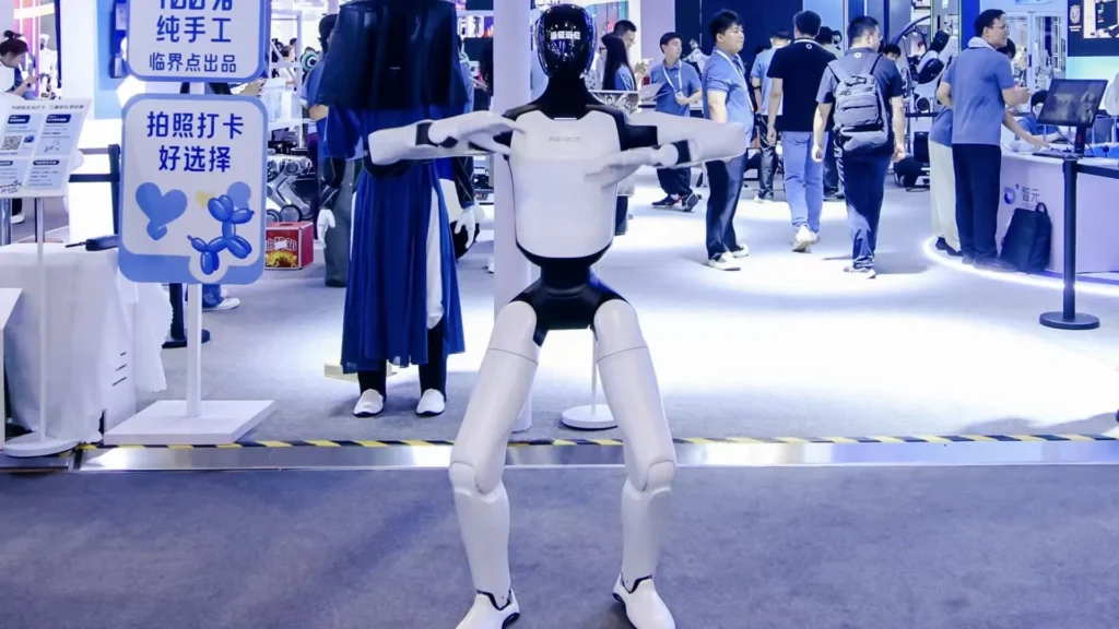 Robô humanoide A3 Ultra da AGIBOT em exposição