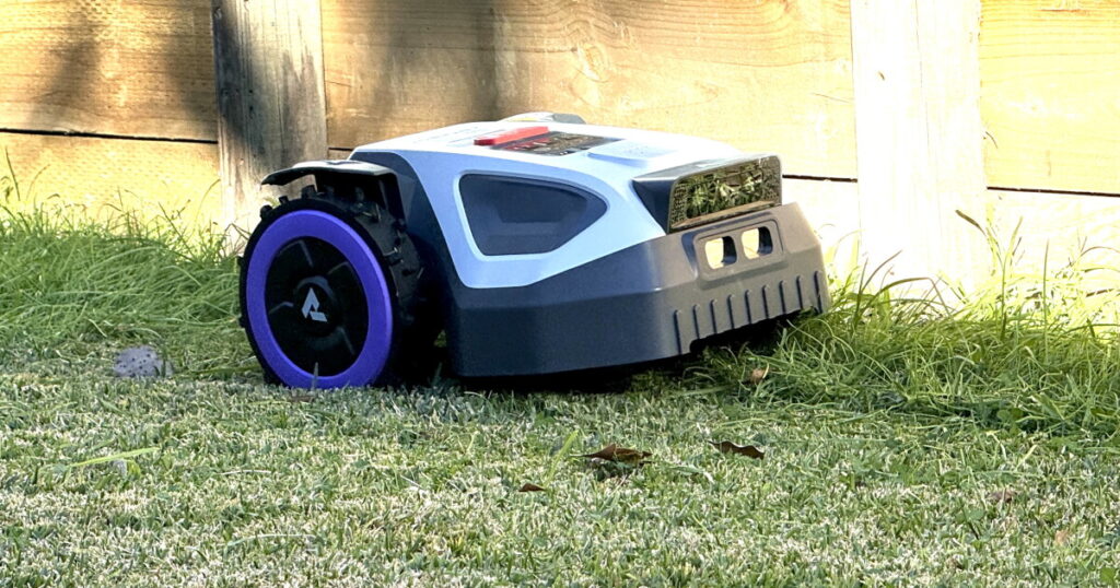 Anthbot M9 cortando grama em um jardim residencial