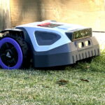 Anthbot M9 cortando grama em um jardim residencial