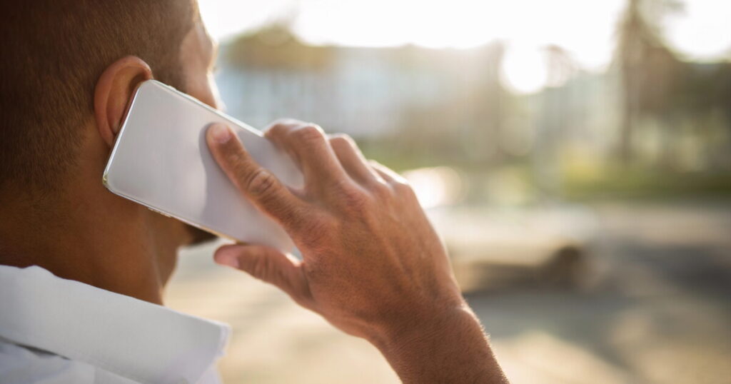 Pessoa utilizando um smartphone com segurança