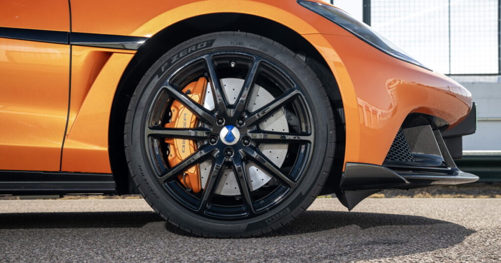 O superesportivo elétrico Denza Z exibindo seu design aerodinâmico.