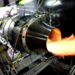 Estudantes do MIT trabalhando em um projeto de turbina a jato