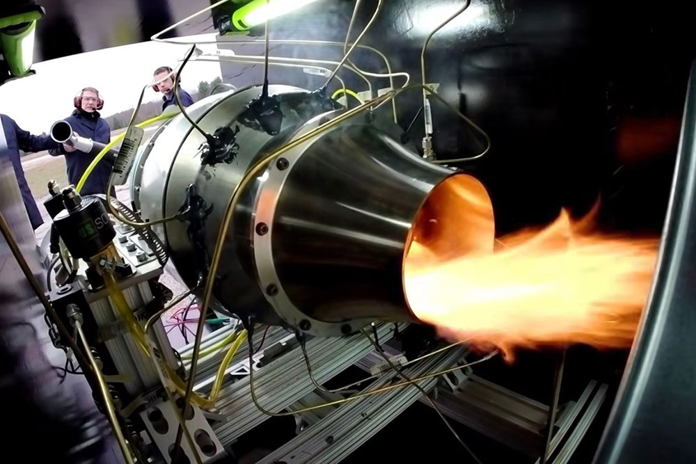 Estudantes do MIT trabalhando em um projeto de turbina a jato