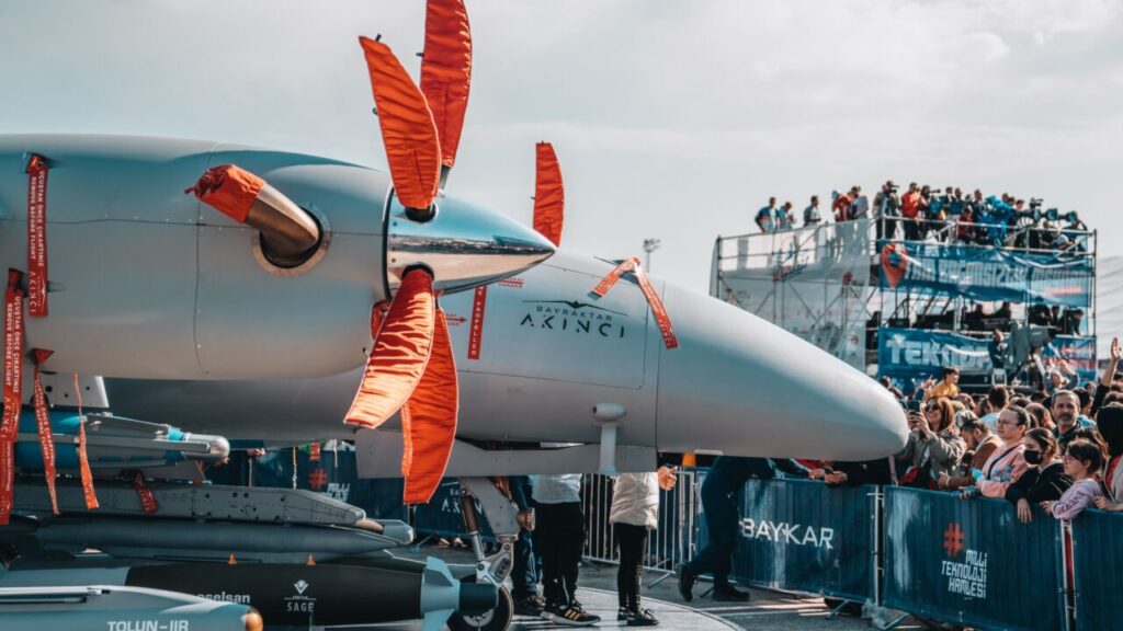 Drone de combate YFQ-44A realizando manobras em voo de teste.