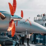 Drone de combate YFQ-44A realizando manobras em voo de teste.