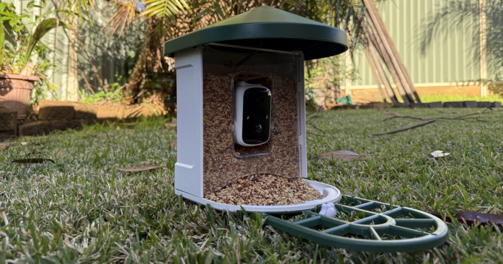 Comedouro inteligente Harymor instalado em um jardim