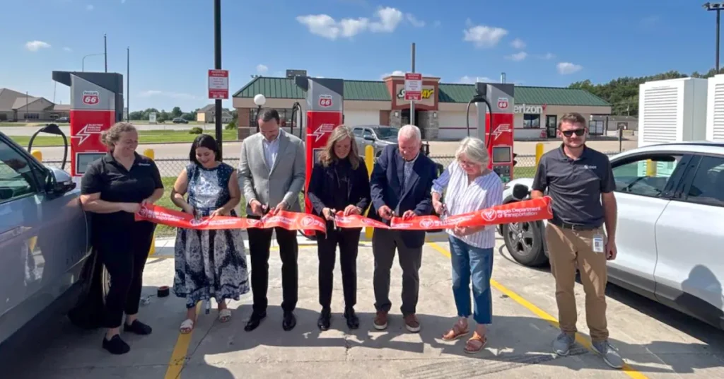 Estação de carregamento rápido para veículos elétricos em rodovia