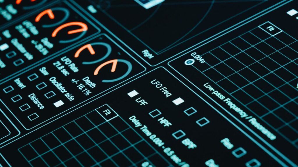 Interface de software militar em um monitor profissional de tecnologia.