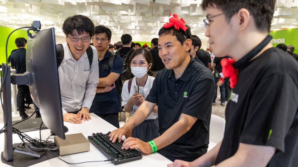 Robôs industriais em demonstração durante evento de tecnologia no Japão