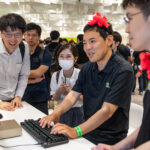 Robôs industriais em demonstração durante evento de tecnologia no Japão