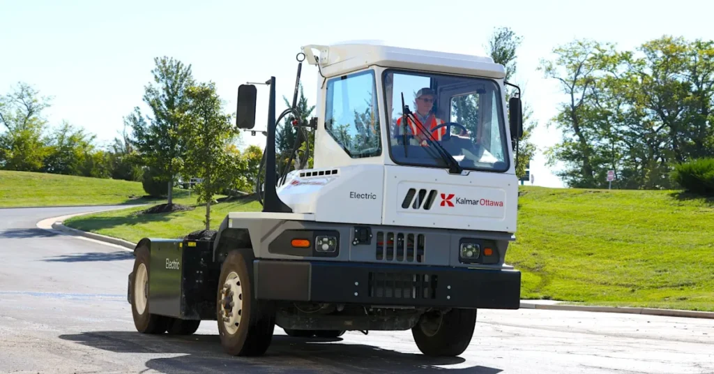 Trator de pátio elétrico Kalmar Ottawa T2 EV operando em um terminal de carga.