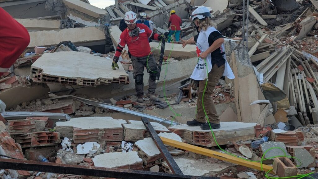 Robô serpente explorando escombros em operação de resgate