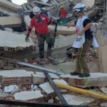 Robô serpente explorando escombros em operação de resgate