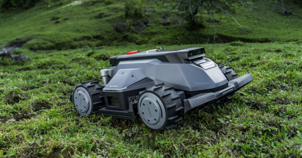 Robô cortador de grama TerraMow X AWD em um terreno inclinado
