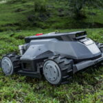 Robô cortador de grama TerraMow X AWD em um terreno inclinado