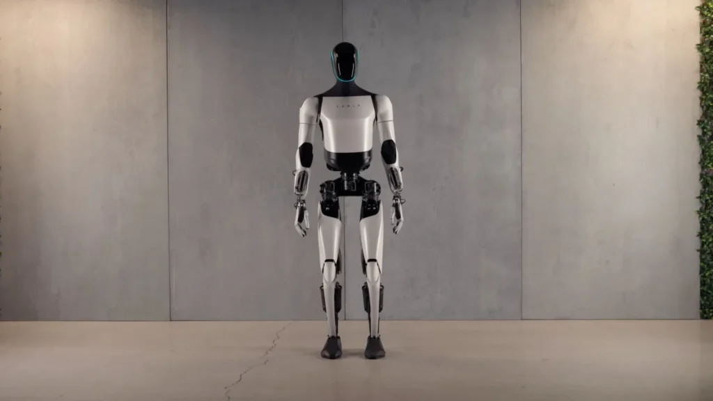 Protótipo do robô humanoide Optimus da Tesla em ambiente de testes