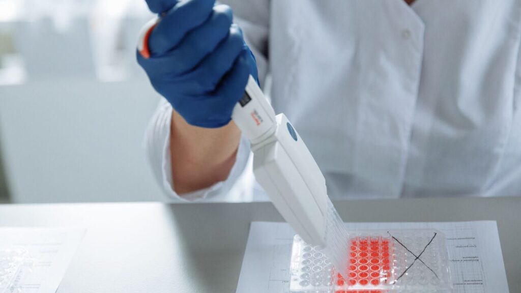 Equipamento de laboratório utilizado em pesquisas genéticas e biotecnologia.