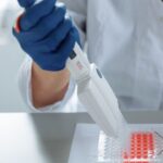 Equipamento de laboratório utilizado em pesquisas genéticas e biotecnologia.