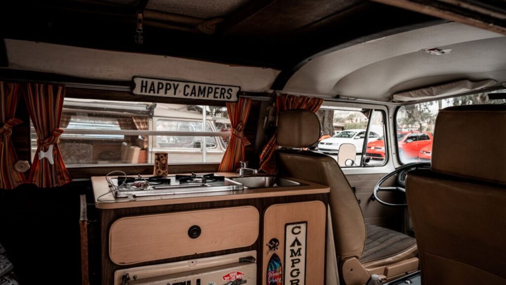 Interior luxuoso de uma van adaptada com design moderno e funcional.